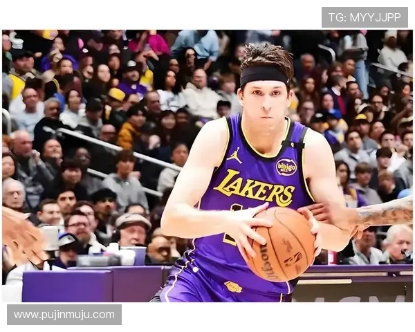 里夫斯展现自信精准投篮三分球轻松命中引爆全场热情